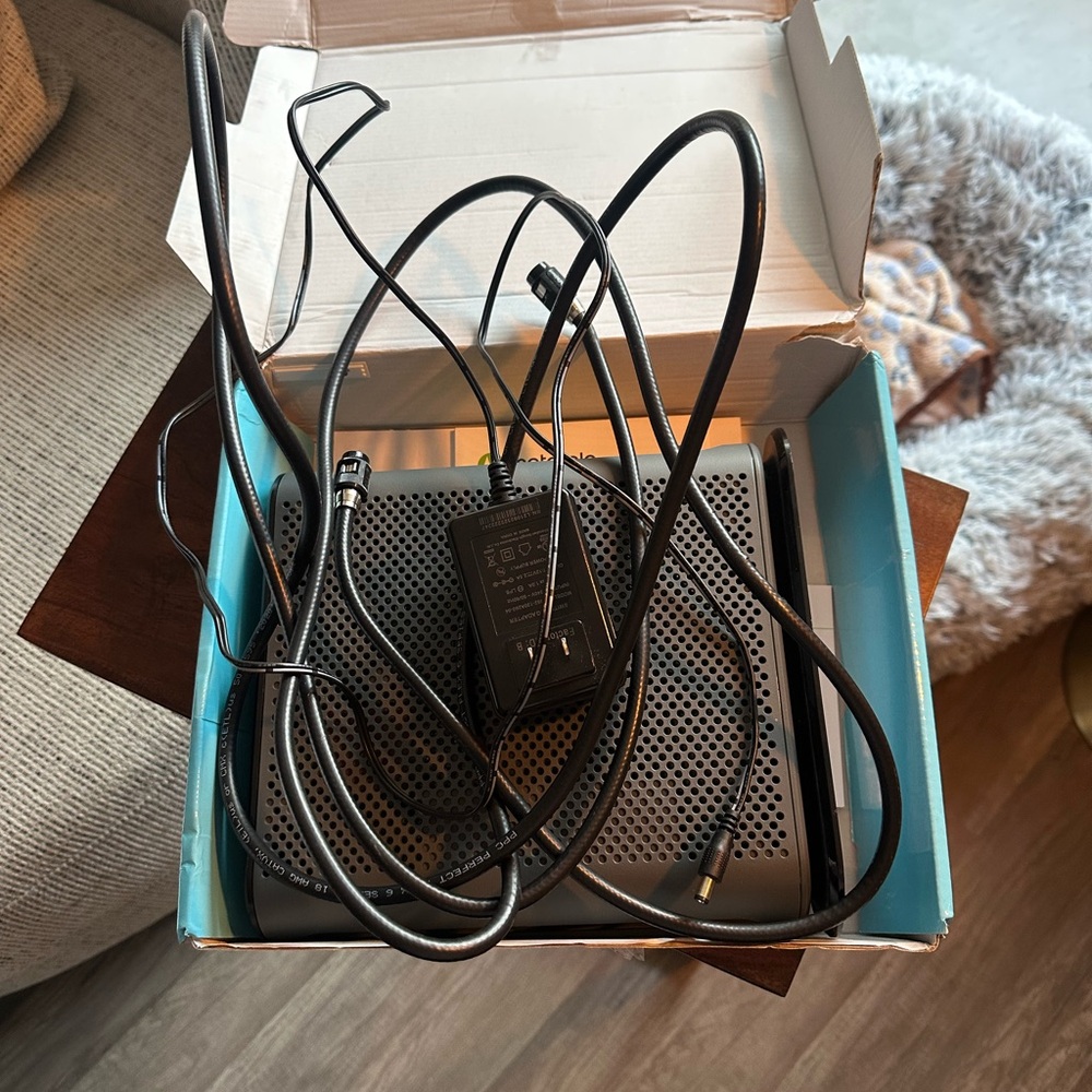 Motorola AC1900 WiFi Router / Modem combo - Picture 3 of 5
